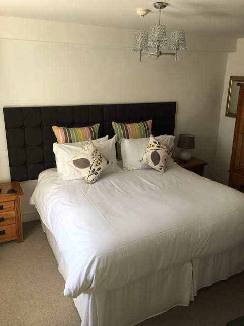 Superior Double Room, 1 King Bed, Garden View | Free WiFi, bed sheets