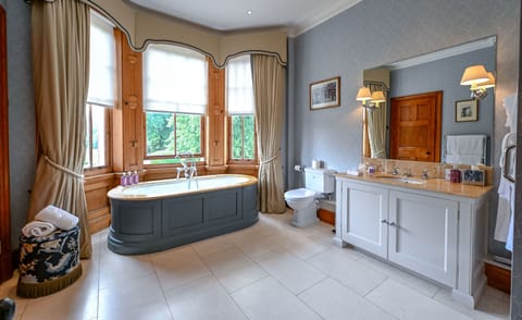 Deluxe Double or Twin Room | Bathroom | Free toiletries, hair dryer, bathrobes, slippers