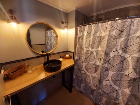 Superior Double Room, 1 King Bed, Ensuite | Bathroom | Free toiletries, hair dryer, towels, soap