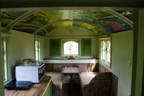 Nadine Hut | In-room dining