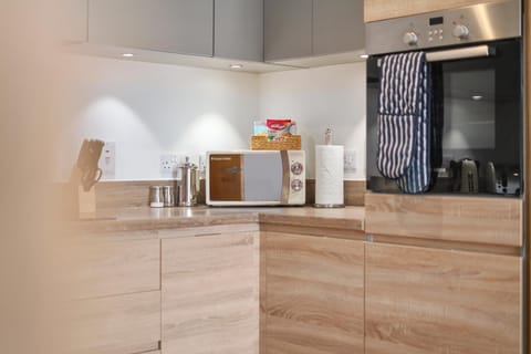 Kennet House Superior Serviced Apartment - A | Private kitchen | Full-size fridge, microwave, oven, stovetop