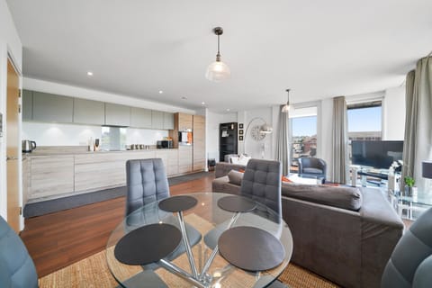 Kennet House Serviced Apartments - Apt B | Living room | Smart TV, DVD player