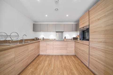 Kennet House Superior Serviced Apartment - A | Private kitchen | Full-size fridge, microwave, oven, stovetop