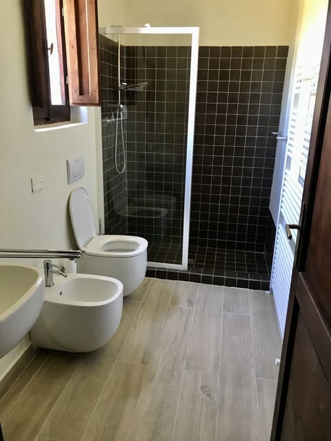 Classic Cottage, 2 Bedrooms | Bathroom | Hair dryer, towels