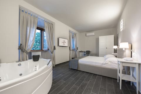 Deluxe Double Room, Bathtub | Jetted tub