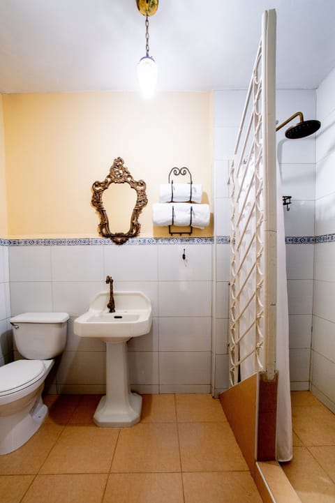 Deluxe Double Room (Lazara) | Bathroom | Separate tub and shower, spring water tub, rainfall showerhead