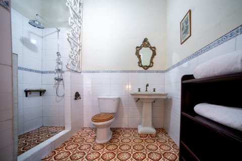 Luxury Suite, Private Bathroom, Executive Level (Laudelina) | Bathroom | Separate tub and shower, spring water tub, rainfall showerhead