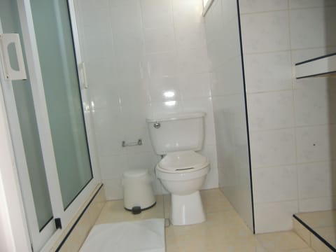 Standard Room, 2 Twin Beds, Private Bathroom | Bathroom | Shower, free toiletries, towels