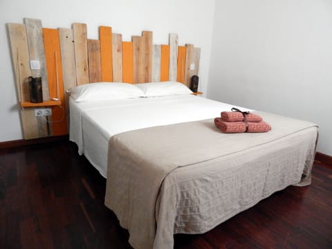 Double Room, Shared Bathroom | Blackout drapes, free WiFi, bed sheets
