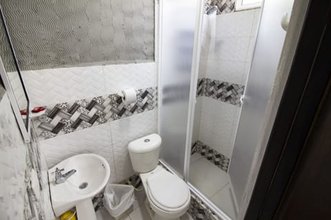 Family Room, Multiple Beds, Non Smoking | Bathroom | Shower, free toiletries, towels