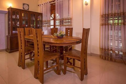 4 Bedrooms Villa | In-room dining