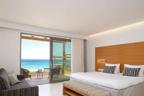 Deluxe Suite, Beachfront | In-room safe, individually decorated, desk, soundproofing