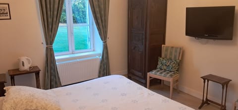 Double or Twin Room, Accessible, Ground Floor (Chambre Guillaume de Glos) | Soundproofing, iron/ironing board, free WiFi, bed sheets