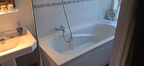 Double or Twin Room (Carpentier de Damigny) | Bathroom | Free toiletries, hair dryer, towels