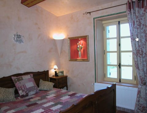 Double Room, Non Smoking | Individually decorated, individually furnished, desk, iron/ironing board