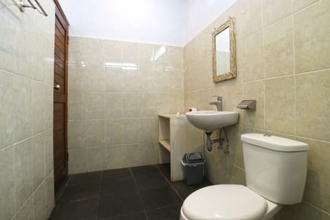 Superior Double Room | Bathroom | Shower, towels