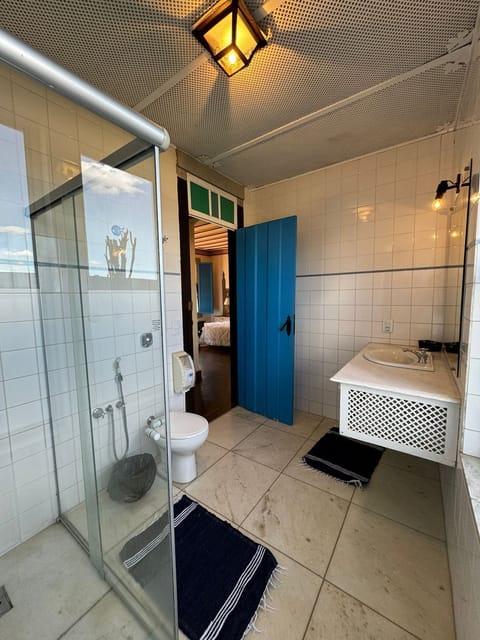 Standard Twin Room | Bathroom | Shower, free toiletries, towels