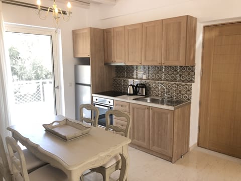 King Suite, Pool View | Private kitchen | Fridge, oven, stovetop, coffee/tea maker