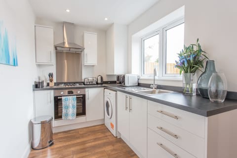 Suite (Morris) | Private kitchen | Full-size fridge, microwave, oven, stovetop