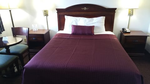 Standard Room, 1 King Bed, Non Smoking | Desk, blackout drapes, soundproofing, iron/ironing board