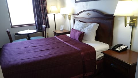 Standard Room, 1 King Bed, Non Smoking | Desk, blackout drapes, soundproofing, iron/ironing board