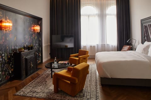 Deluxe Suite, Park View | Premium bedding, pillowtop beds, minibar, in-room safe