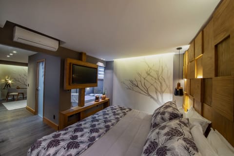 Suite | Free minibar, in-room safe, free WiFi, bed sheets