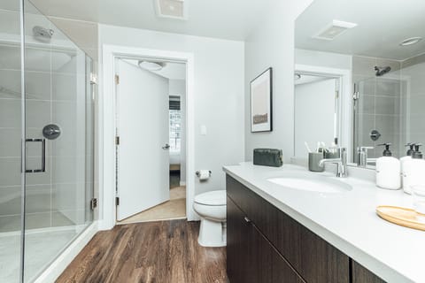 Junior Apartment | Bathroom | Combined shower/tub, free toiletries, hair dryer, towels