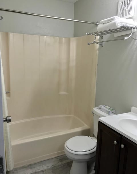 Traditional Double Room, 2 Queen Beds | Bathroom | Combined shower/tub, towels