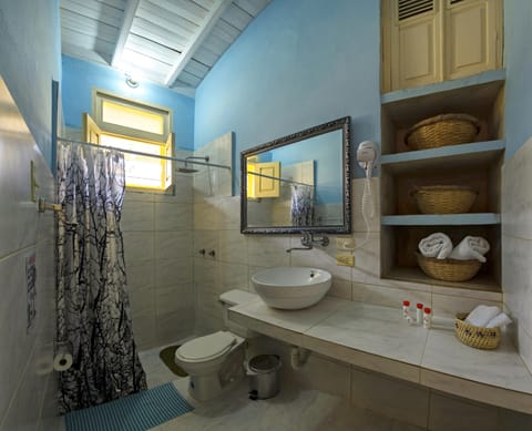 Classic Triple Room, Multiple Beds | Bathroom | Shower, free toiletries, hair dryer, towels