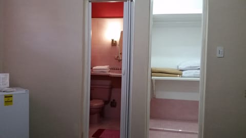 Family Room, Accessible | Bathroom | Shower, rainfall showerhead, free toiletries, hair dryer