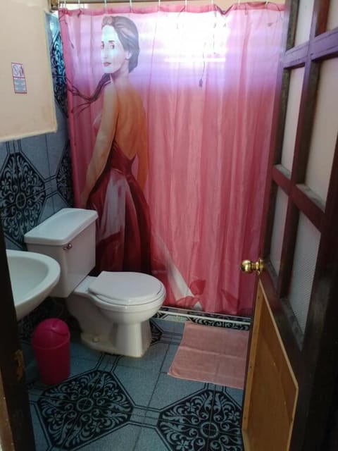 Deluxe Triple Room | Bathroom | Shower, rainfall showerhead, free toiletries, towels