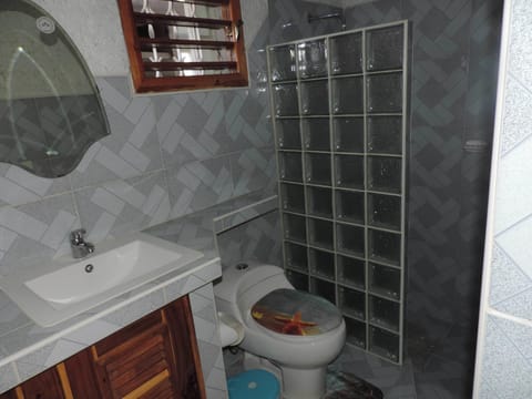 Double Room, 1 Double Bed, Non Smoking | Bathroom | Combined shower/tub, deep soaking tub, rainfall showerhead