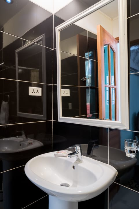 Signature Double Room, 1 Queen Bed, Non Smoking | Bathroom | Shower, designer toiletries, hair dryer, towels