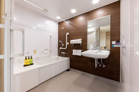 Universal Twin Room, Non Smoking | Bathroom | Combined shower/tub, free toiletries, hair dryer, slippers