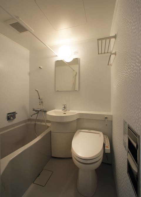 Combined shower/tub, free toiletries, hair dryer, slippers