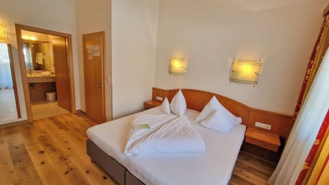 Classic Double Room | 1 bedroom, minibar, desk, free WiFi
