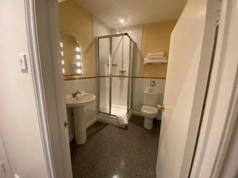 Double Room, Private Bathroom | Bathroom | Shower, free toiletries, hair dryer, towels