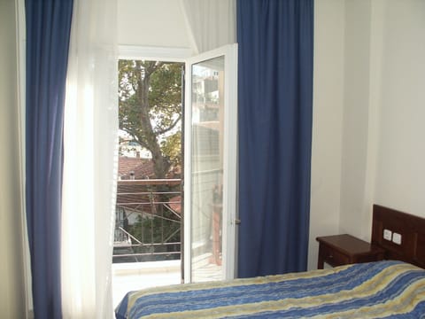 Double Room Single Use | In-room safe, cribs/infant beds, rollaway beds, free WiFi