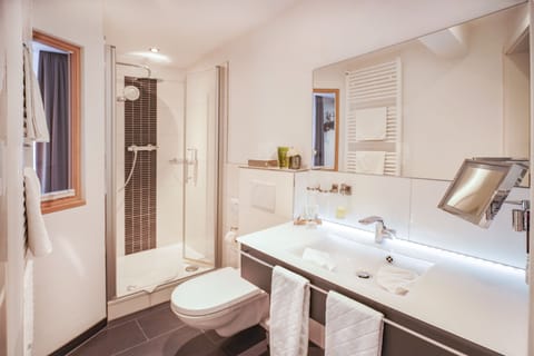 Comfort Double Room | Bathroom | Deep soaking tub, free toiletries, hair dryer, towels