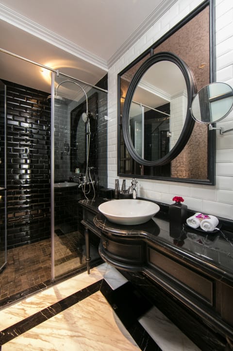 Terrace Suite City View | Bathroom | Free toiletries, hair dryer, bathrobes, slippers