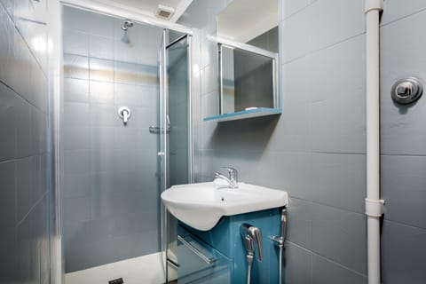 Standard Double Room | Bathroom | Shower, free toiletries, hair dryer, bidet