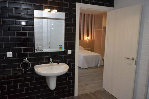 Double Room Single Use, 1 Double Bed | Bathroom sink