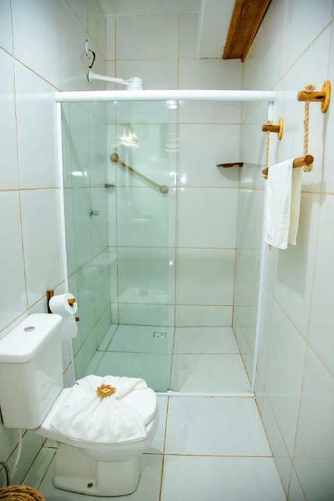 Standard Triple Room | Bathroom | Shower, towels