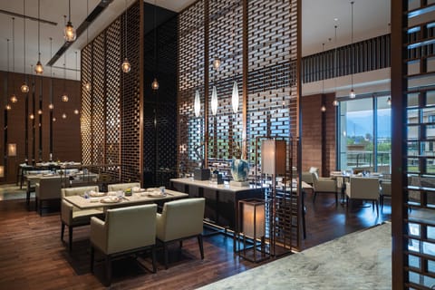 2 restaurants, breakfast, lunch served; local and international cuisine