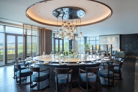 2 restaurants, breakfast, lunch served; local and international cuisine