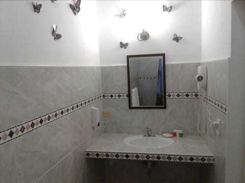 Family Room, Multiple Beds | Bathroom | Shower, rainfall showerhead, free toiletries, hair dryer