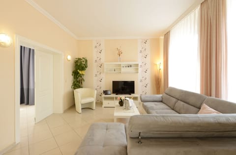 House (Dat Witte Huus) | Living area | Flat-screen TV