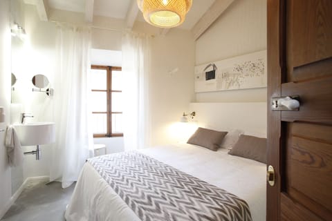Standard Single Room, 1 Double Bed | In-room safe, soundproofing, free WiFi, bed sheets