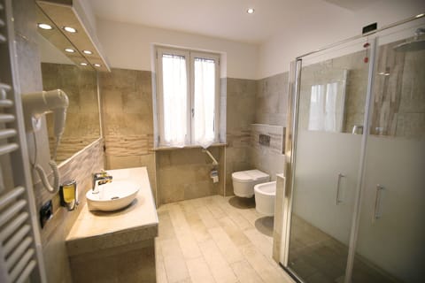 Family Quadruple Room (Margherita) | Bathroom | Shower, rainfall showerhead, free toiletries, hair dryer
